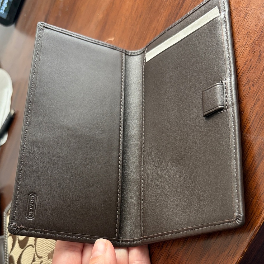 Vintage Coach Hampton Tan and Brown Signature Wallet - Picture 7 of 8